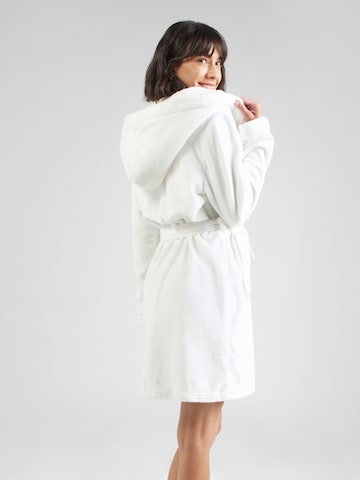 Halat de baie scurt 'Elea' de la ABOUT YOU pe alb