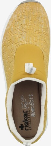 Scarpa slip-on di Rieker in giallo