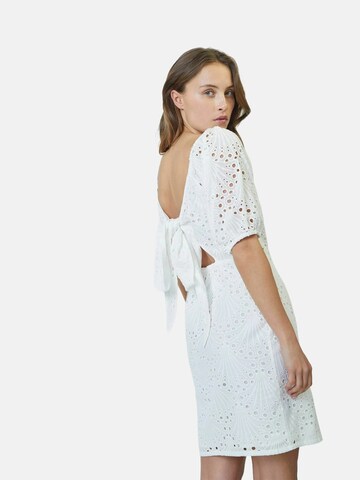 Robe 'Naya' co'couture en blanc