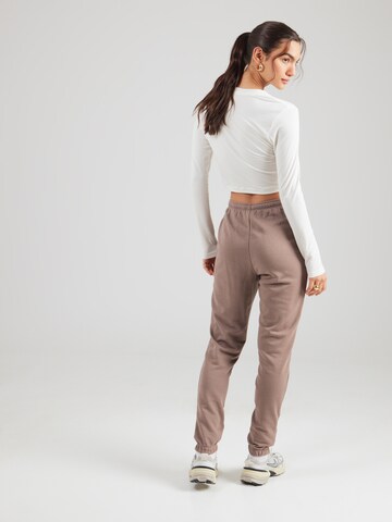 Effilé Pantalon 'Chill' Nike Sportswear en marron