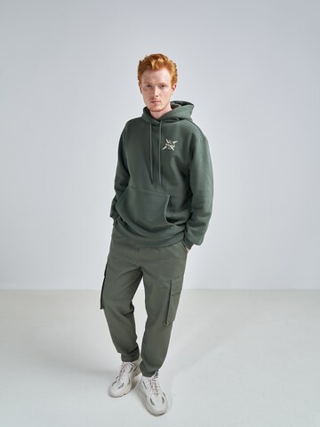 Sweat-shirt 'Tamme' ABOUT YOU x Swalina&Linus en vert