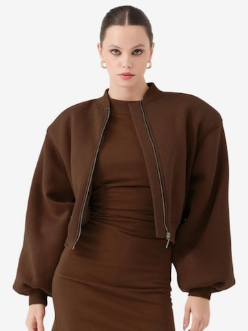 Veste mi-saison HOLLY LOLLY en marron : devant