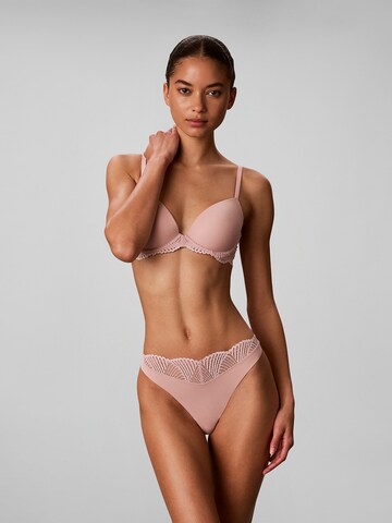 String Calvin Klein en rose : devant