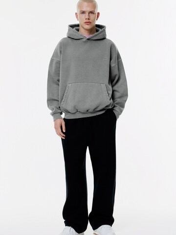 Sweat-shirt 'STWD' Pull&Bear en gris : devant