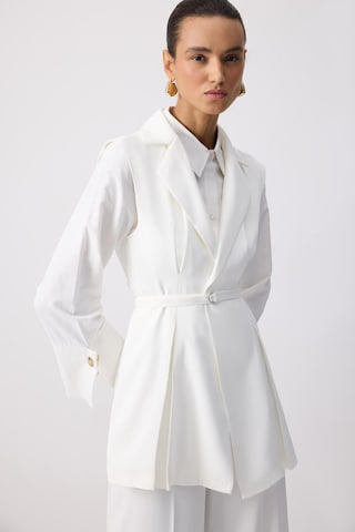 Touche Prive Suit in Beige: Vorderseite