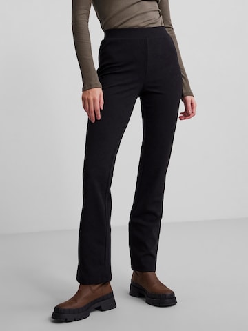 Coupe slim Pantalon 'Kenna' PIECES en noir : devant