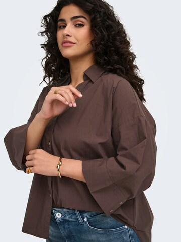 ONLY Carmakoma - Blusa 'CARSAJA KERI' en marrón