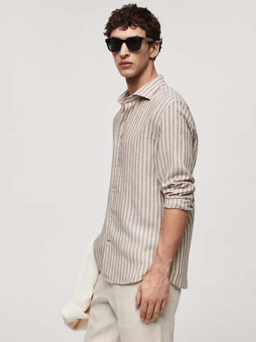 Coupe regular Chemise 'Rog' MANGO MAN en beige