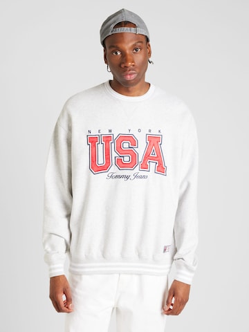 Tommy Jeans - Sweatshirt 'ARCHIVE GAMES TEAM USA' em cinzento: frente