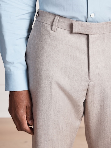 Slimfit Pantaloni con piega frontale 'Signature' di Next in beige