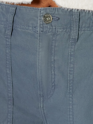Bershka Široke hlačnice Kargo hlače | modra barva