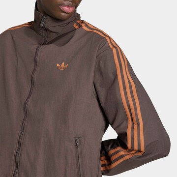 ADIDAS ORIGINALS Φθινοπωρινό και ανοιξιάτικο μπουφάν 'Firebird' σε καφέ