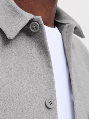 JACK & JONESRegular Fit Prijelazna jakna 'JJERegent' - siva boja