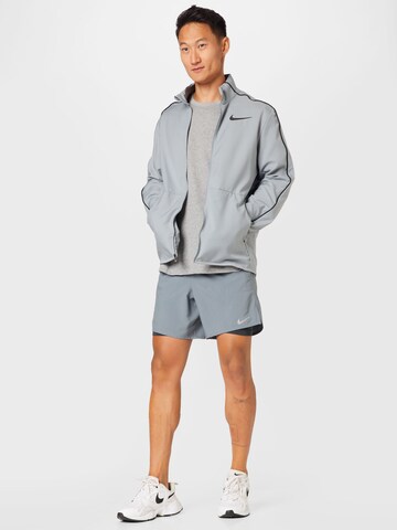 NIKE Regular Sportshorts in Grau