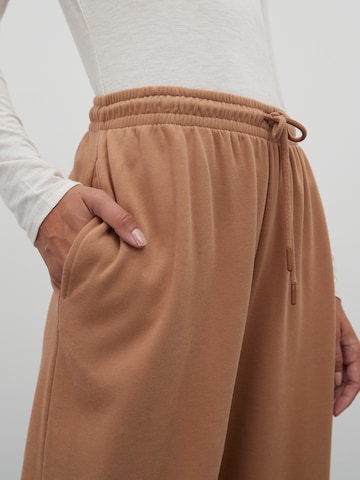 Loosefit Pantaloni 'Diya' di EDITED in marrone