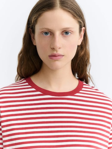 Maglietta di Thinking MU in rosso: frontale