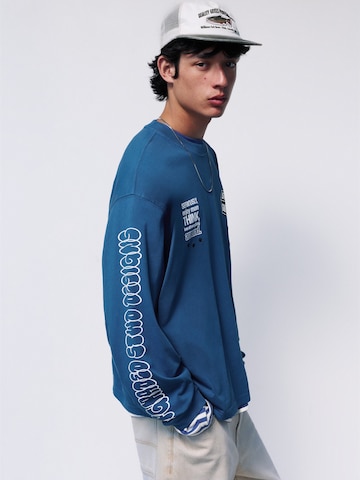 Pull&Bear Tričko 'STWD COMMUNITY PLAYER' – modrá