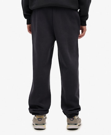 Effilé Pantalon Superdry en gris