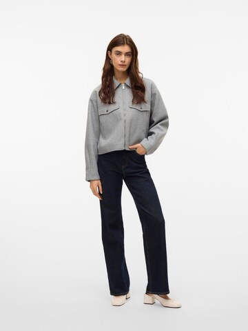 VERO MODA Tussenjas 'FORTUNEFREJ' in Grijs