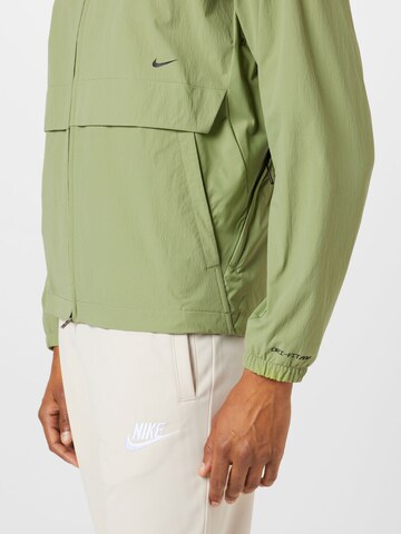 NIKE Sportjacke in Grün