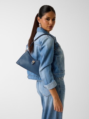 GUESS Schultertasche 'Patsie' in Blau