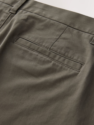 NextLoosefit Chino hlače - smeđa boja