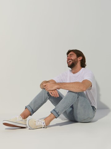 Regular Jeans 'Enrico' de la ABOUT YOU x Alvaro Soler pe albastru