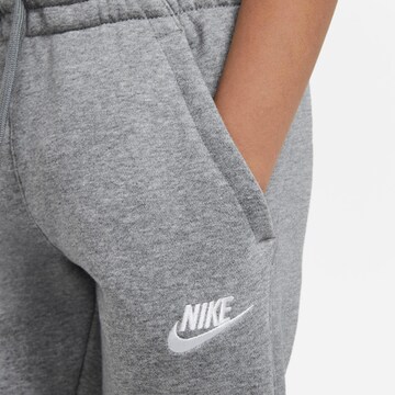 Nike Sportswear Tapered Hose in Grau