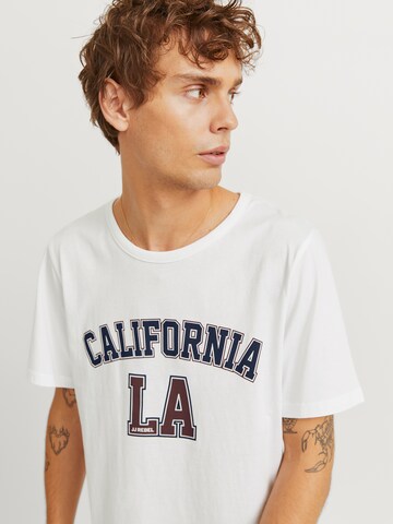 JJ Rebel - Camiseta 'JREBOWEN' en blanco