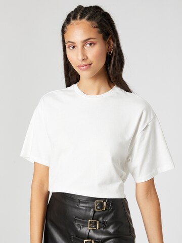 T-shirt 'Linn' Hoermanseder x About You en blanc : devant