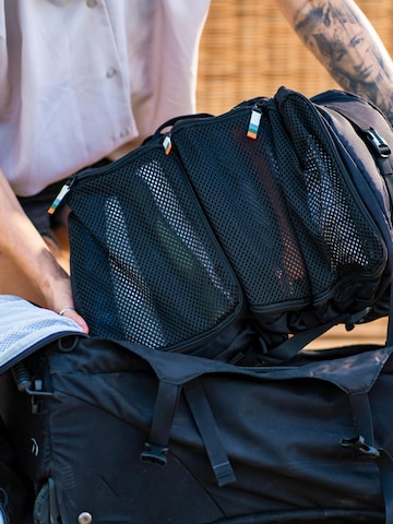 TRAVEL DUDE Travel Bag 'Hanging Packing Cube mit Kompression aus recycelten Plastikflaschen | Hängende Packwürfel für Rucksack und Koffer | Reise Regal in Schwarz' in Black