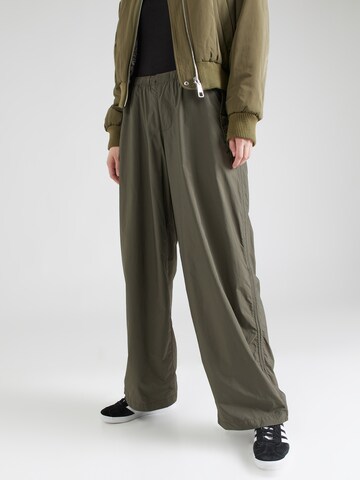 Tommy Jeans Широка кройка Панталон тип шалвари в зелено: отпред