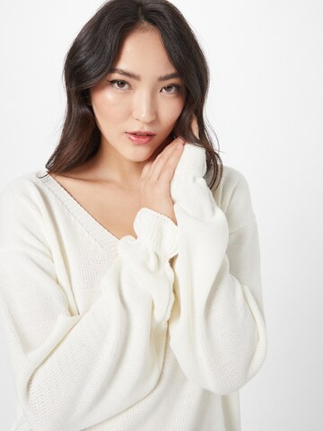 In The Style Pullover in Beige