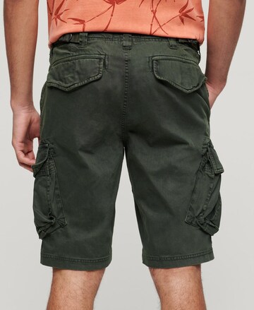 Regular Pantalon cargo Superdry en vert