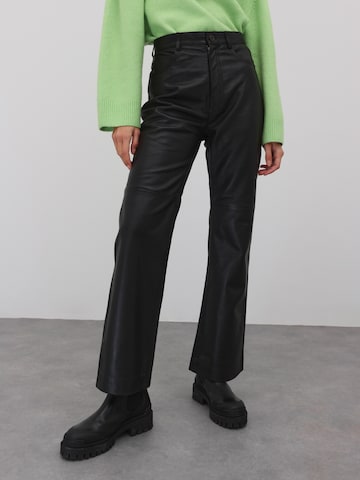 EDITED tavaline Püksid 'Brady', värv must: eest vaates