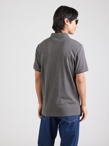 Tricou de la Hackett London pe gri: spate