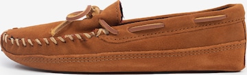 Minnetonka Мокасины 'Doublebottomfleece' в Коричневый: спереди