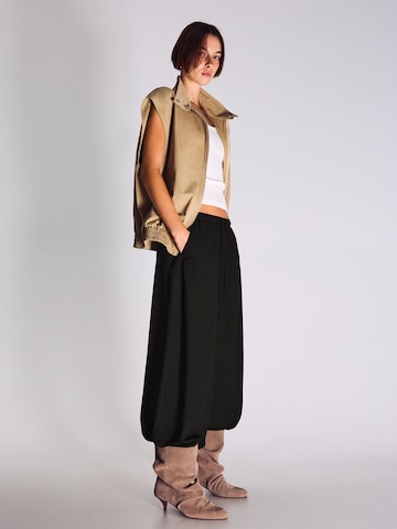 Bershka Barrel Housut värissä musta