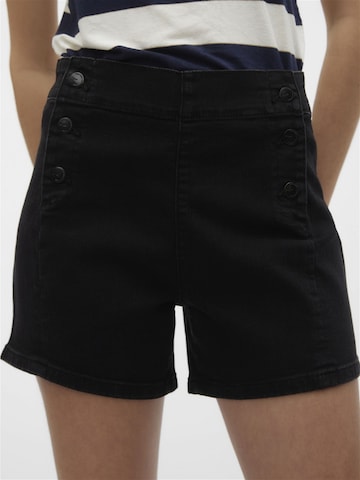 Coupe slim Jean 'KAYLA' VERO MODA en noir
