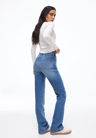 Bershka Flared Jeans in Blau