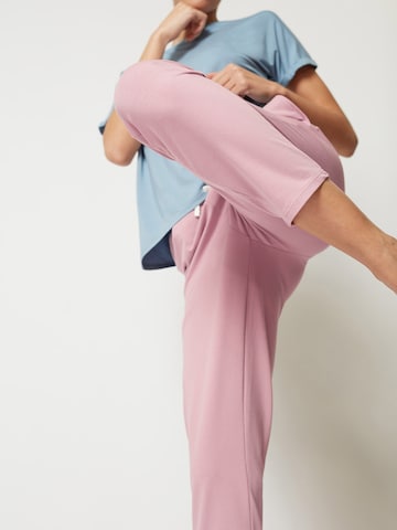 Skiny - Tapered Calças de pijama em rosa: frente