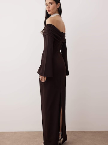 Trendyol Společenské šaty – hnědá