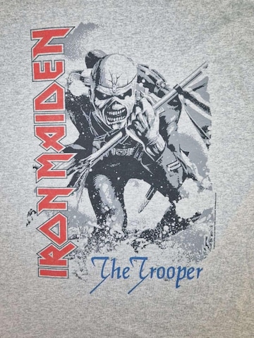 Maglietta 'Iron  Maiden Trooper Close-Up  T-Shirt' di Iron Maiden in grigio