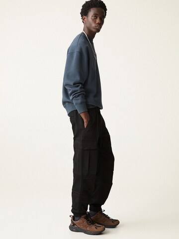 Pull&Bear Tapered Cargo trousers in Black
