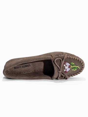Mocasini 'Kilty Tread' de la Minnetonka pe gri
