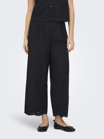 Loosefit Pantaloni con pieghe 'ROXANNE' di ONLY in nero: frontale