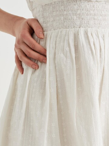 Robe d’été WE Fashion en blanc