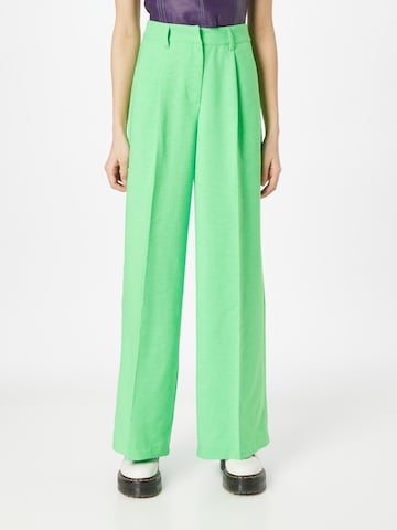 Wide Leg Pantalon à plis 'Tracy' Nasty Gal en vert : devant