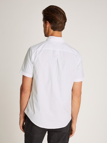 Coupe regular Chemise 'FLEX' TOMMY HILFIGER en blanc