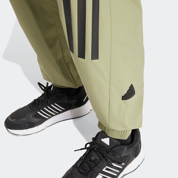 ADIDAS SPORTSWEAR Tapered Sporthose in Grün